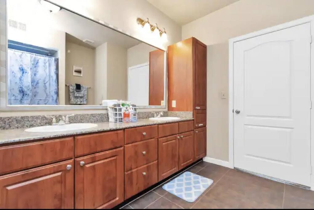 Modern Condo Near Texas Medical Center W Free Parking ฮูสตัน ภายนอก รูปภาพ